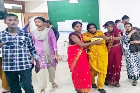 श्रद्धालुओं से भरी बोलेरो गर्जिया मंदिर के पास पलट गई, तीन घायल