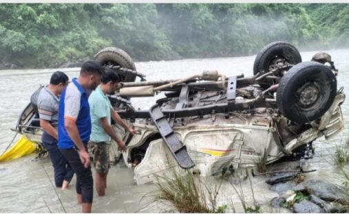 नैनबाग में दो सड़क हादसे: पिकअप यमुना में समाई, मैक्स खाई में गिरी — एक की मौत, चार घायल