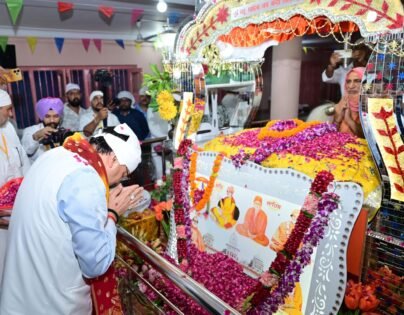 सप्तसरोवर में सतगुरू लाल दास महाराज के 50वें निर्वाण दिवस पर सीएम धामी ने की श्रद्धांजलि अर्पित