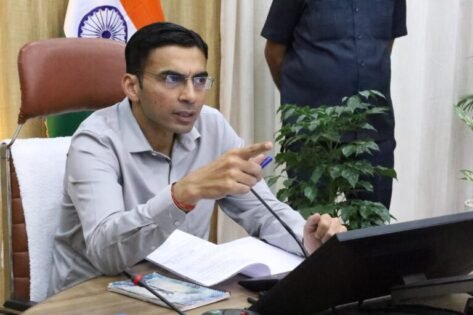 पत्नी पर पिस्टल तानने वाले पूर्व ब्लॉक प्रमुख यश यादव का शस्त्र लाइसेंस डीएम देहरादून ने किया सस्पेंड