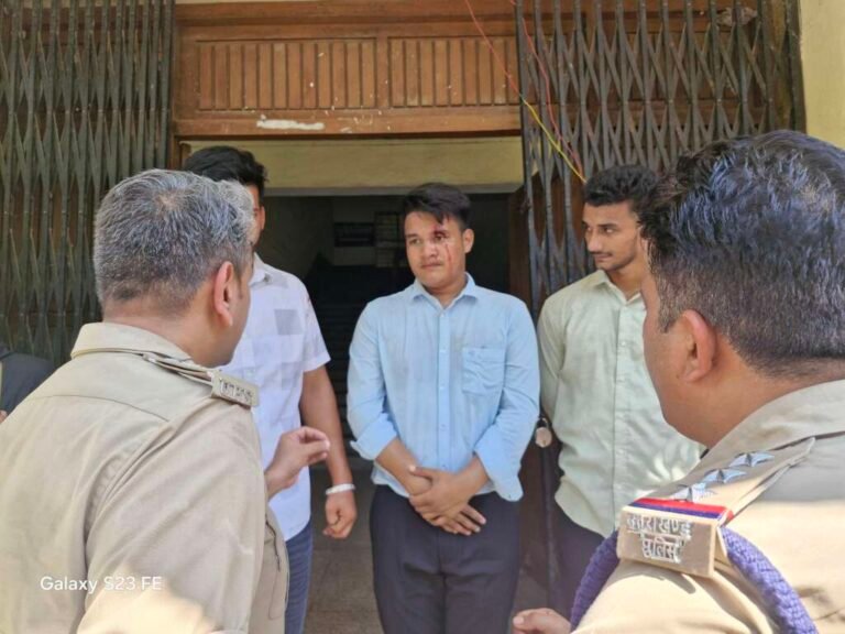 एमबीपीजी कॉलेज में मतदान के दौरान हुई जबरदस्त मारपीट निर्विरोध बने उप सचिव की जमकर हुई पिटाई देखें वीडियो