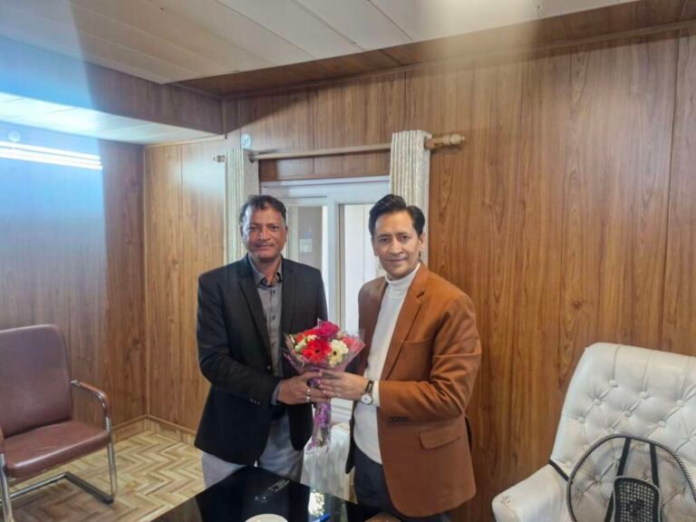हल्द्वानी: नवनियुक्त CDO अरविंद पांडेय ने कुमाऊं कमिश्नर दीपक रावत से की शिष्टाचार भेंट