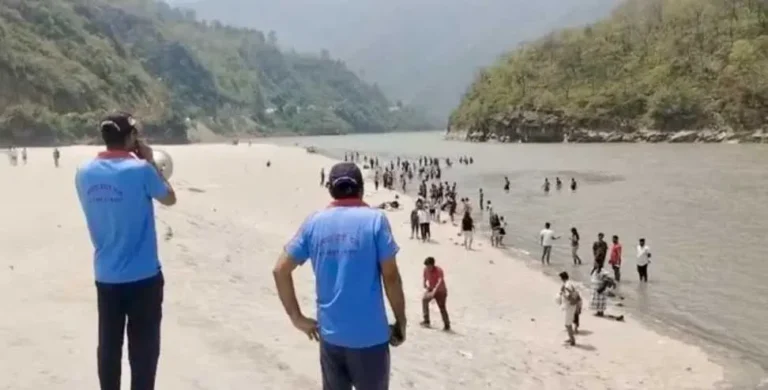 अलकनंदा किनारे ‘गोवा बीच’ बना चारधाम यात्रियों की पहली पसंद, प्रशासन ने जारी किया अलर्ट