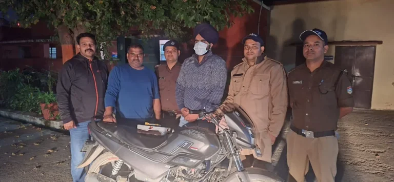 देहरादून :एंटी नार्कोटिक्स टास्क फोर्स की ताबड़तोड़ कार्यवाही, 8 लाख की अफीम के साथ नशा तस्कर को लिया शिकंजे में।