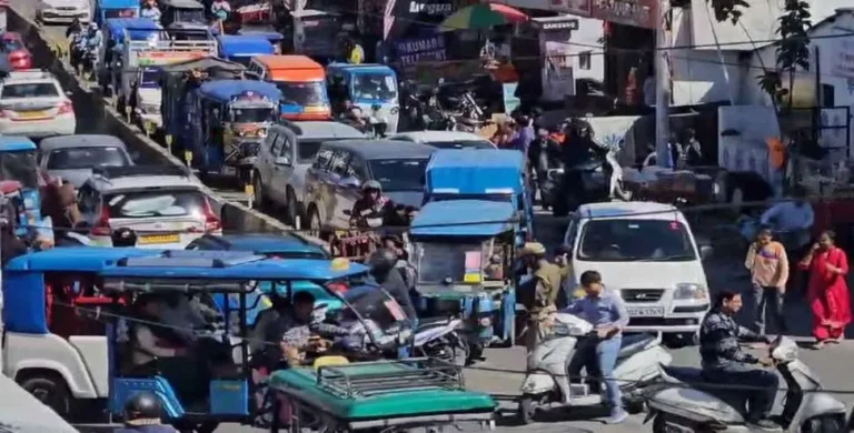 ऋषिकेश में वीकेंड और चारधाम यात्रा से 2 किमी लंबा जाम