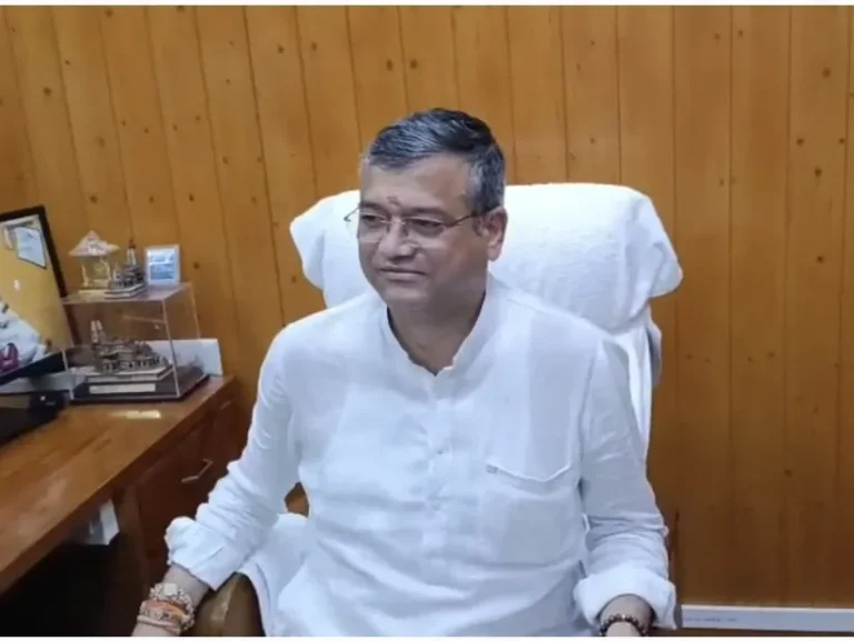 जनहित के कार्यों में तेजी लाने के लिए मेयर सौरभ थपलियाल ने की विभागीय अधिकारियों के साथ बैठक