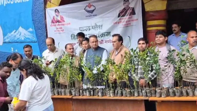 मसूरी में मंत्री गणेश जोशी ने बांटे पौधे और सब्जियों के बीज, पर्यावरण संरक्षण का दिया संदेश