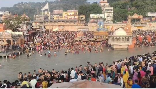 कार्तिक पूर्णिमा पर हरिद्वार में उमड़ा आस्था का सैलाब, हरकी पैड़ी पर लाखों भक्त लगा रहे हैं डुबकी