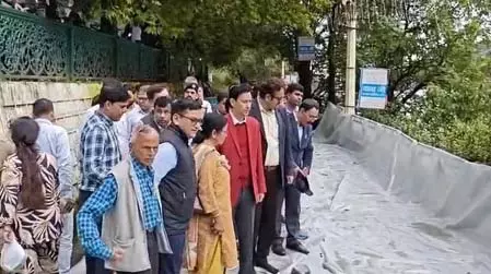 नैनीताल में भारी बारिश से माल रोड का एक हिस्सा धंसा, सीएम के सचिव ने किया निरीक्षण