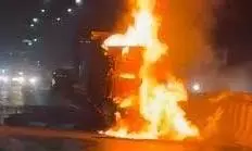 Uttarkashi: गंगोत्री राष्ट्रीय राजमार्ग पर टेंपो में लगी आग, हादसे में वाहन जलकर क्षतिग्रस्त