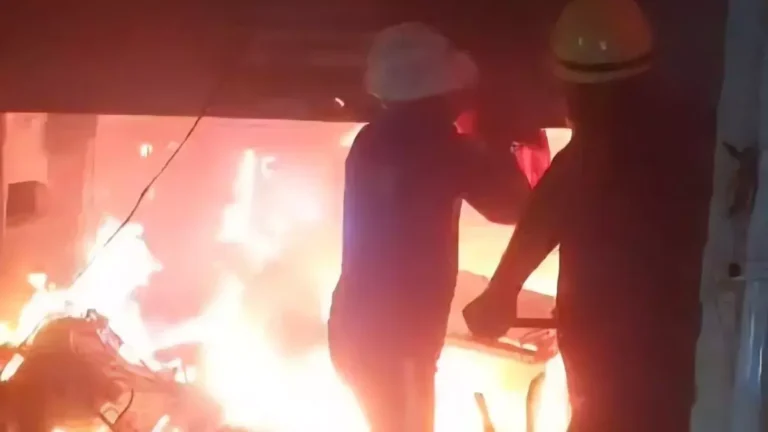 Haridwar: शोरूम में आग लगने से भारी नुकसान, दमकल ने पाया काबू