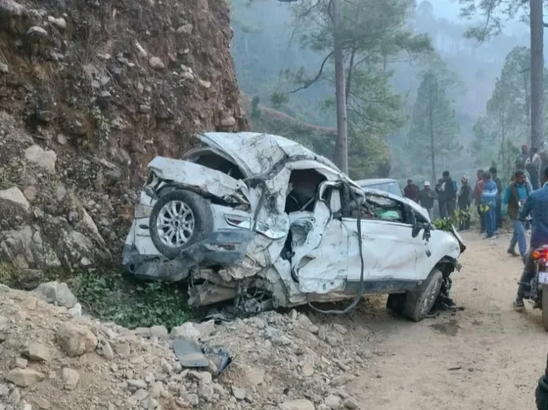 चमोली में खाई में गिरी कार, हादसे में 2 महिलाओं समेत 3 की दर्दनाक मौत