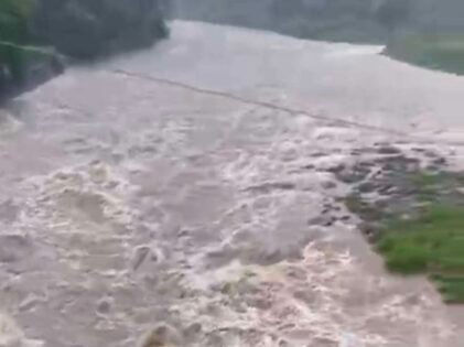 हल्द्वानी: भारी बारिश से उफनाई गौला, क्वारब के पास मलबा आने से मार्ग बाधित