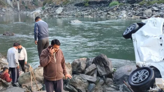 लोहाघाट में बड़ा हादसा: 100 मीटर खाई में गिरी कार, एक युवक गंभीर