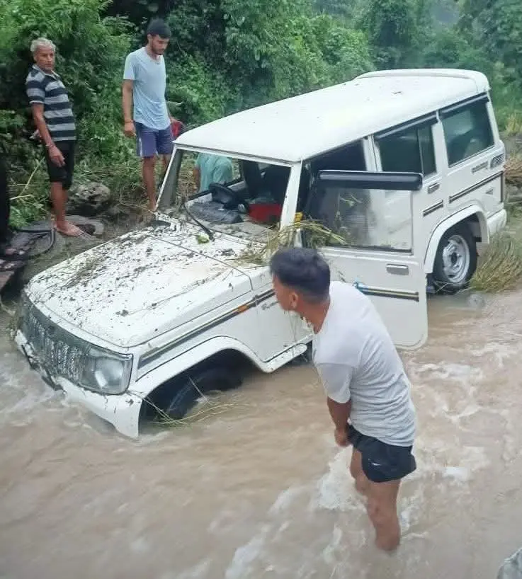 हल्द्वानी : बोलेरो गाड़ी नाले में बही, एक युवक लापता, दो की बची जान