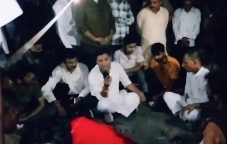 भवाली (नैनीताल) : इकलौते बेटे की करंट से मौत, विधायक समेत सैकड़ों लोग धरने पर