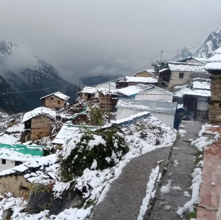 सर्दी की जोरदार एंट्री, बर्फ से ढके पहाड़