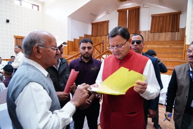 CM धामी ने जनता मिलन कार्यक्रम में सुनी जन समस्याएं: अधिकारियों को फीडबैक के साथ ही त्वरित कार्रवाई के दिए निर्देश