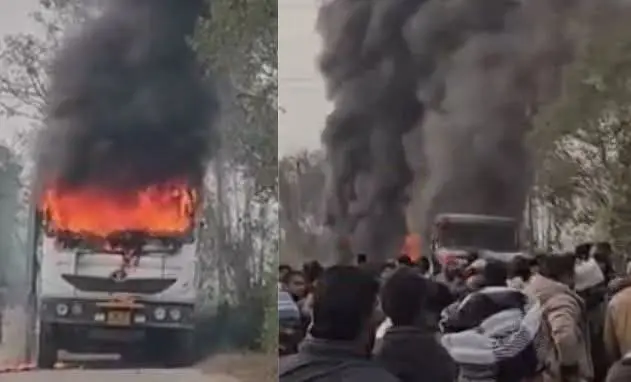 डंपर की टक्कर से बाइक सवार की मौत, गुस्साई भीड़ ने डंपर फूंका