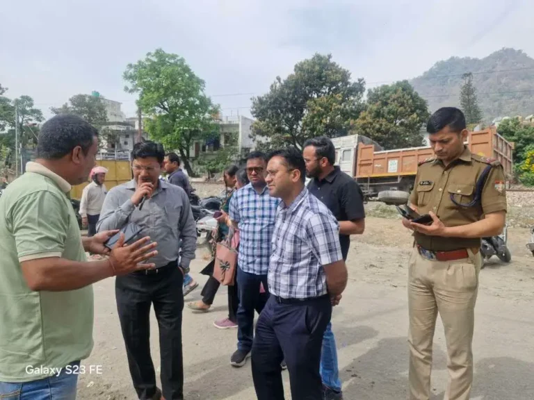 हल्द्वानी में गैस को लेकर अफरा-तफरी, प्रशासन बोला — घबराएं नहीं, होम डिलीवरी जारी