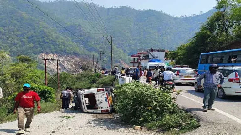 रुद्रप्रयाग-श्रीनगर हाईवे पर मैक्स वाहन हादसा, प्रशासन की तत्परता से घायलों को मिला समय पर उपचार