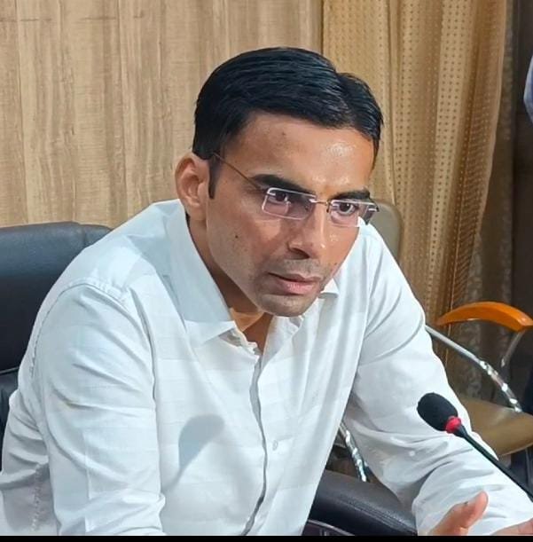 सीएससी केन्द्रों पर डीएम ने तरेरी नजर; एक और सीएसी सेन्टर पर जिला प्रशासन ने लगाया ताला; किया सील