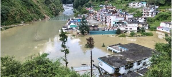 यमुना में बनी झील पर प्रशासन की कड़ी नज़र