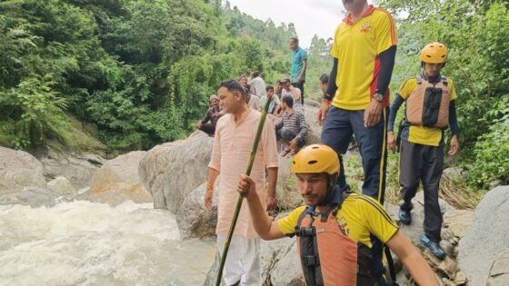 गधेरे में पानी के तेज बहाव में बही महिला, खोजबीन जारी