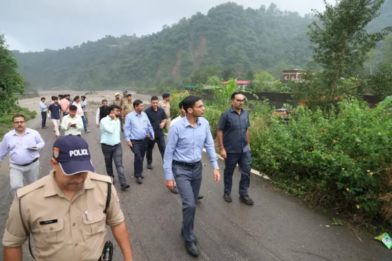 Breaking News : देहरादून नदी कनारे अवैध रिसोर्ट बने बर्बादी का कारण, DM ने बिठाई जांच