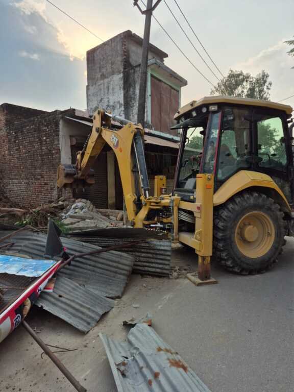 बड़ी खबर : नकल आरोपी खालिद की अतिक्रमण कर बनाई गई संपत्ति पर गरजा धामी का बुलडोज़र