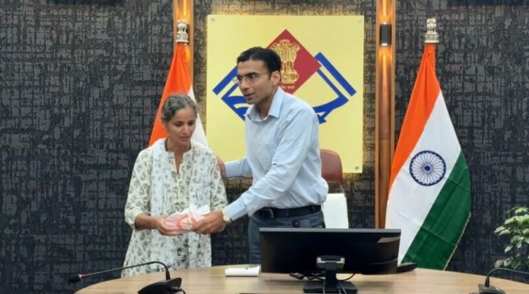 दुखयारी विधवा शोभा को आईसीआईसीआई बैंक ने लौटाए घर के कागजात; परिवार सहित धन्यवाद देने कलेक्ट्रेट पहुँची शोभा