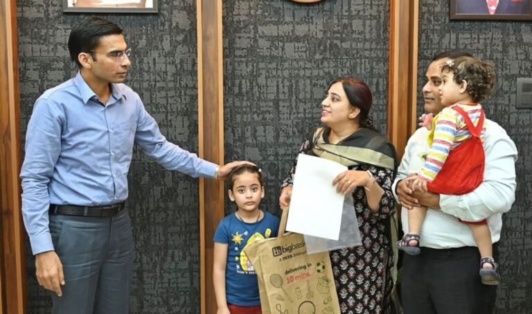 डीएम का एक्शन:  लटकी तलवार तो स्कूल प्रबंधन ने जारी किया शिक्षिका का 2 महीने का वेतन एवं अनुभव प्रमाण पत्र