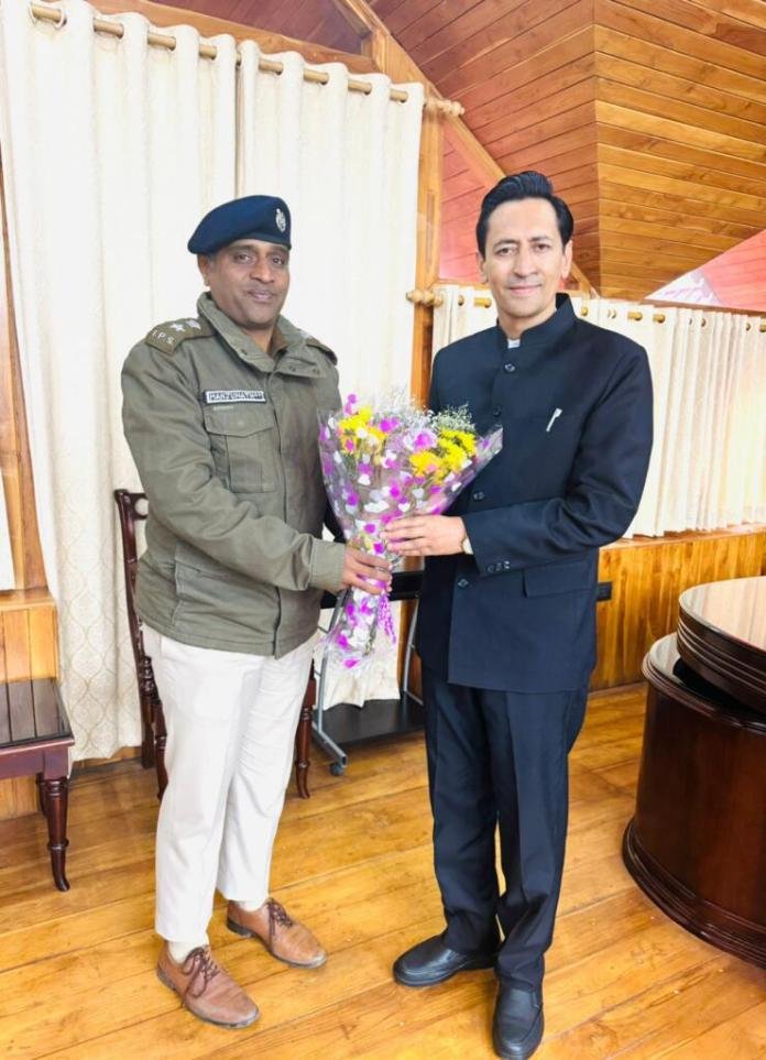कुमाऊं आयुक्त दीपक रावत से मिले वरिष्ठ पुलिस अधीक्षक मंजूनाथ टीसी, कानून व्यवस्था पर हुई विस्तृत चर्चा