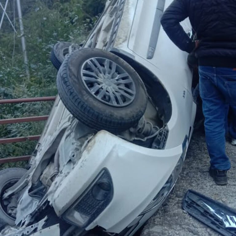 कार अनियंत्रित होकर सड़क पर पलट गई, 06 व्यक्ति थे सवार