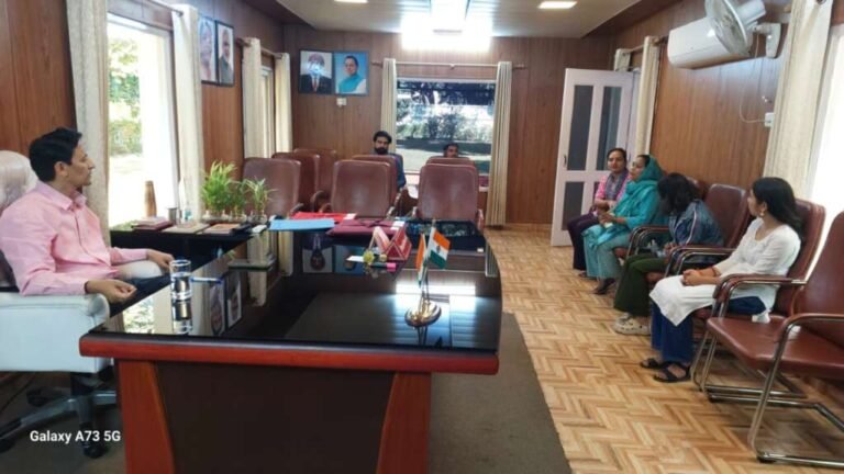 हल्द्वानी : कुमाऊं कमिश्नर दीपक रावत ने जनता दरबार में फरियादियों की कई समस्याओं का किया समाधान