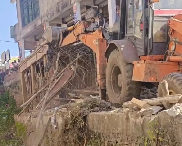 पत्रकार पर हमले के बाद अवैध निर्माण धस्त, हमलावर गिरफ्तार