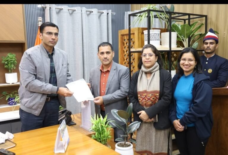 सांख्य योग फाउंडेशन और इंटरनेशनल इंस्टिट्यूट ऑफ़ साइकोमेट्रिक काउंसलिंग के पदाधिकारियों ने जिलाधिकारी से की शिष्टाचार