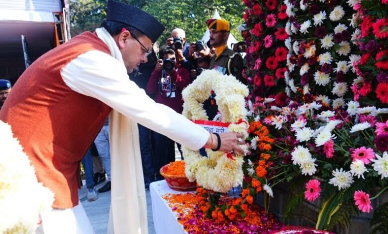 मुख्यमंत्री ने विजय दिवस पर शहीद स्मारक में पुष्पचक्र अर्पित कर वीर बलिदानियों को दी श्रद्धांजलि
