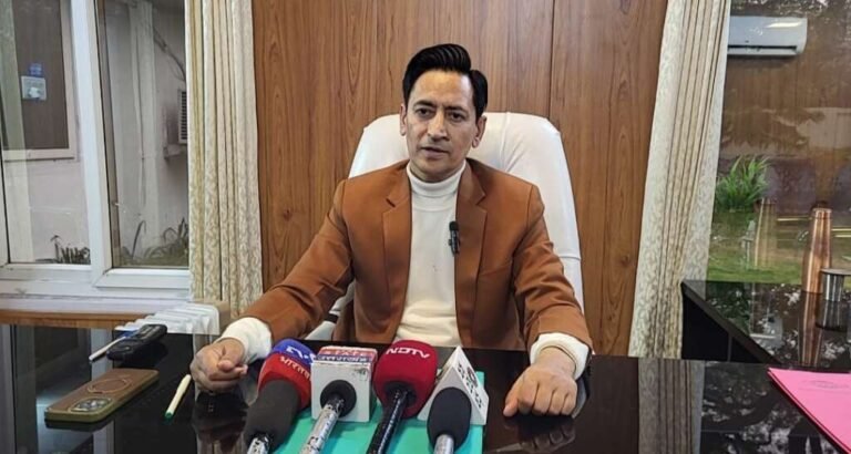 न्यू ईयर पर प्रशासन अलर्ट: पर्यटकों की सुरक्षा व व्यवस्था को लेकर कुमाऊं कमिश्नर के निर्देश