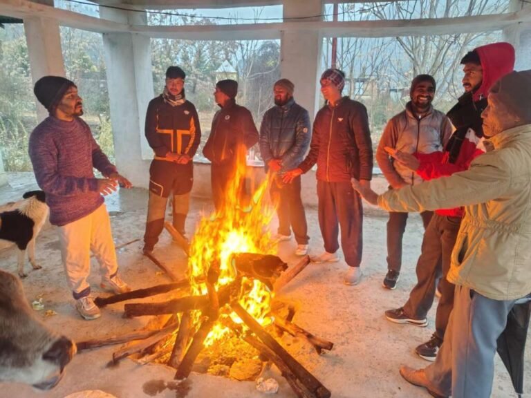 नैनीताल : बर्फबारी से लौटी ठंड,सार्वजनिक जगहों पर जलाएं गए अलाव,संबंधित विभाग को अलर्ट पर रहने के एसडीएम ने दिए निर्देश…
