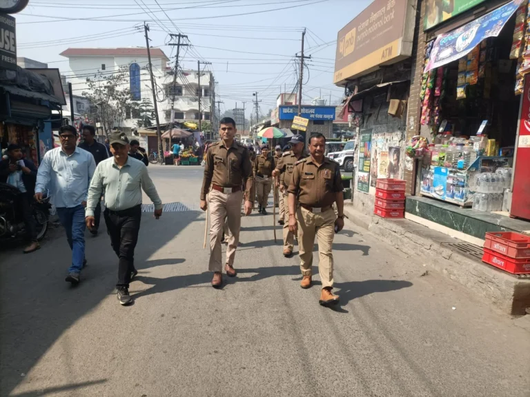 होली से पहले लालकुआं में पुलिस का फ्लैग मार्च, शांति-सौहार्द का सख्त संदेश