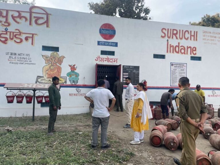 लालकुआं : एसडीएम रेखा कोहली ने गैस एजेंसी के गोदाम का किया निरीक्षण,गैस आपूर्ति का लिया जायजा