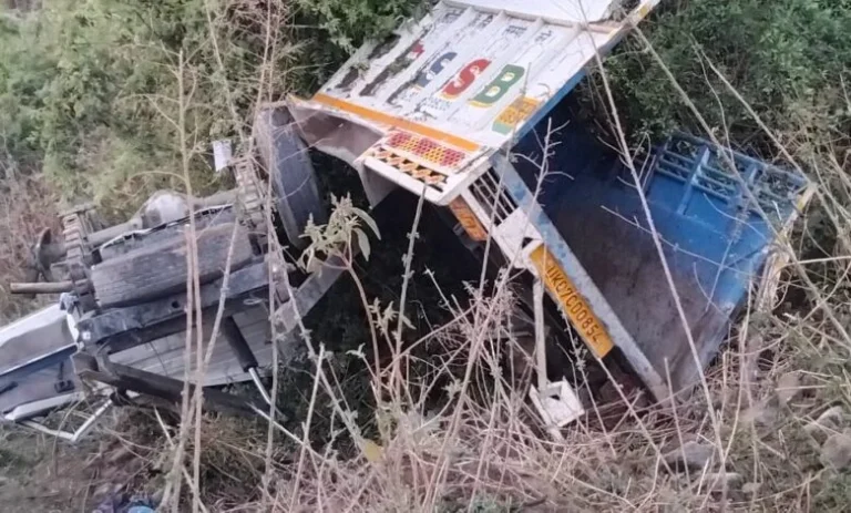 टिहरी हादसा: पिकअप खाई में गिरा, चालक की मौत—SDRF ने घायल को बचाया