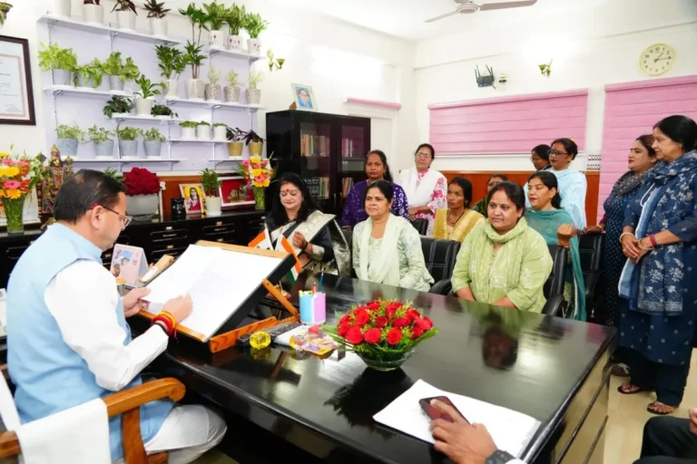 धामी से मुलाकात के बाद आंगनबाड़ी हड़ताल टली, मानदेय बढ़ाने के संकेत