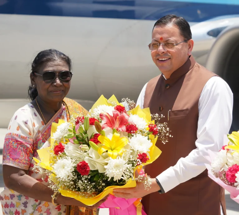 राष्ट्रपति द्रौपदी मुर्मु का देवभूमि उत्तराखण्ड आगमन, जौलीग्रांट हवाई अड्डे पर हुआ आत्मीय स्वागत