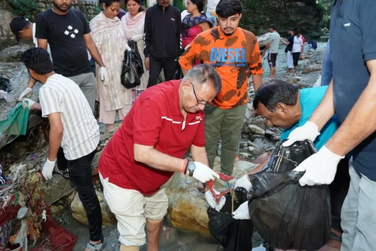 टपकेश्वर मंदिर किनारे तमसा नदी में चला विशेष स्वच्छता अभियान:  मंत्री गणेश जोशी ने दिया स्वच्छता का संदेश