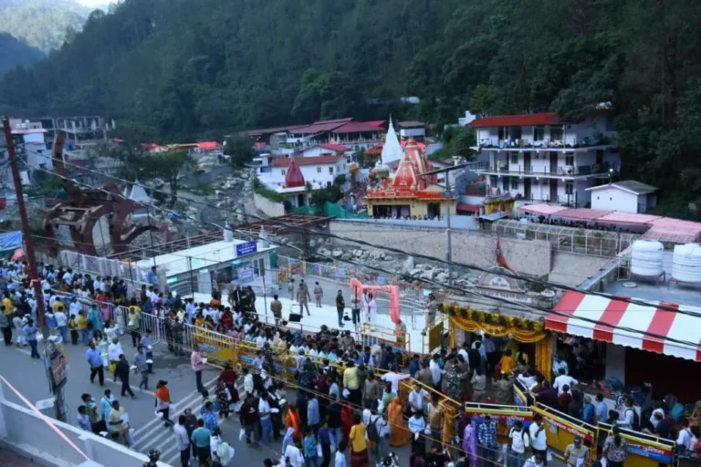 कैंची धाम में भक्तों का महासंगम, सुबह 6 बजे तक 10 हजार श्रद्धालुओं ने किए बाबा के दर्शन