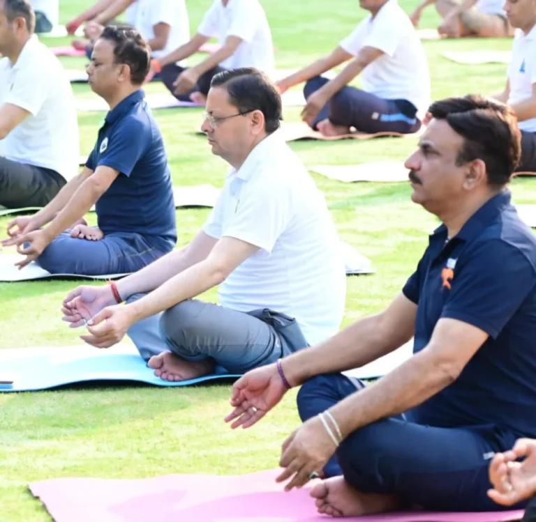 देहरादून : 21 जून से पहले मुख्यमंत्री धामी ने किया योग, बोले- योग को बनाएं जीवनशैली