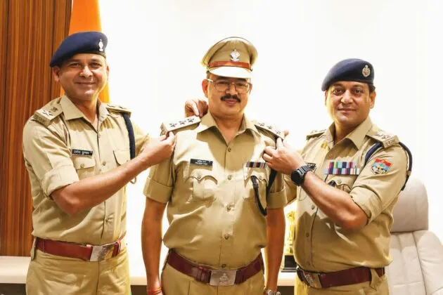 SSP देहरादून ने पदोन्नत पुलिस अधिकारियों को पदोन्नति पद के अलंकरण से किया अलंकृत