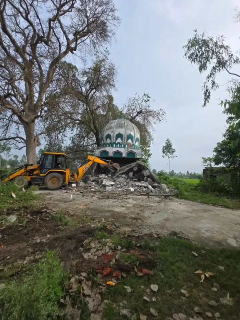 उत्तराखंड: जसपुर में अवैध मजार ध्वस्त, धामी सरकार की बुलडोजर कार्रवाई से सरकारी भूमि मुक्त